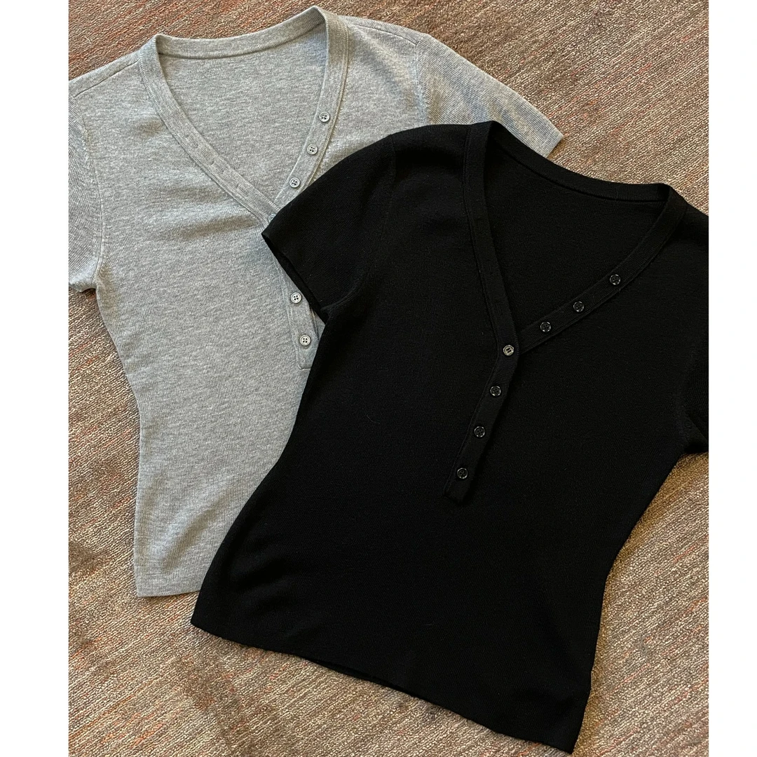 Uninhabitable 新款设计感纯色V领半开衫简约短袖