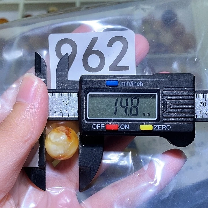 未镶嵌琥珀珠宝奇石