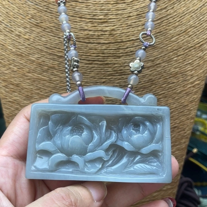 蛇纹石玉吊坠合金