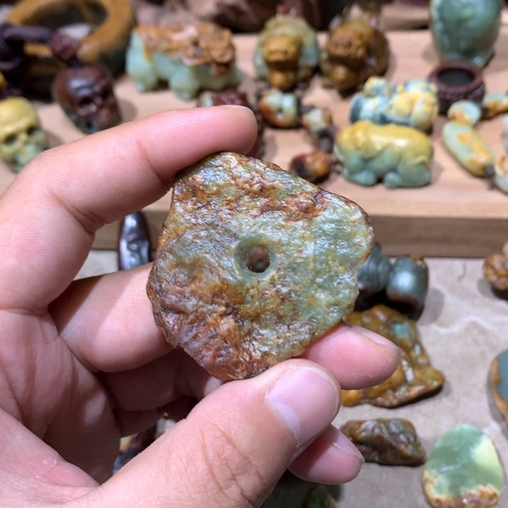 未镶嵌岫岩河磨玉（透闪石质玉）挂件