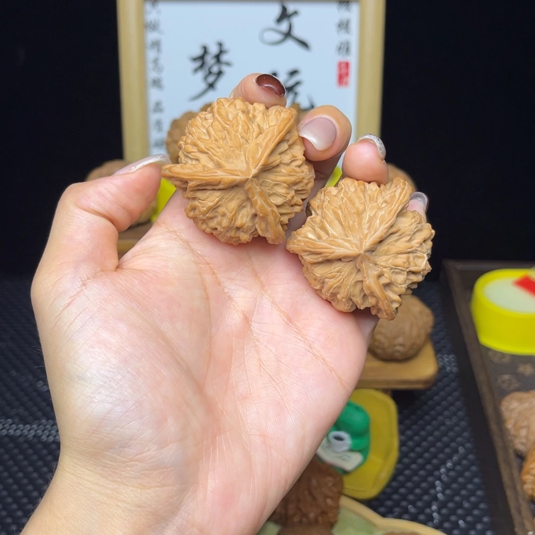 文玩核桃吊坠盘山三棱44全白茬