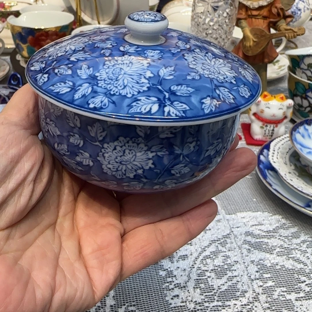 咖啡杯里的咖啡和咖啡都