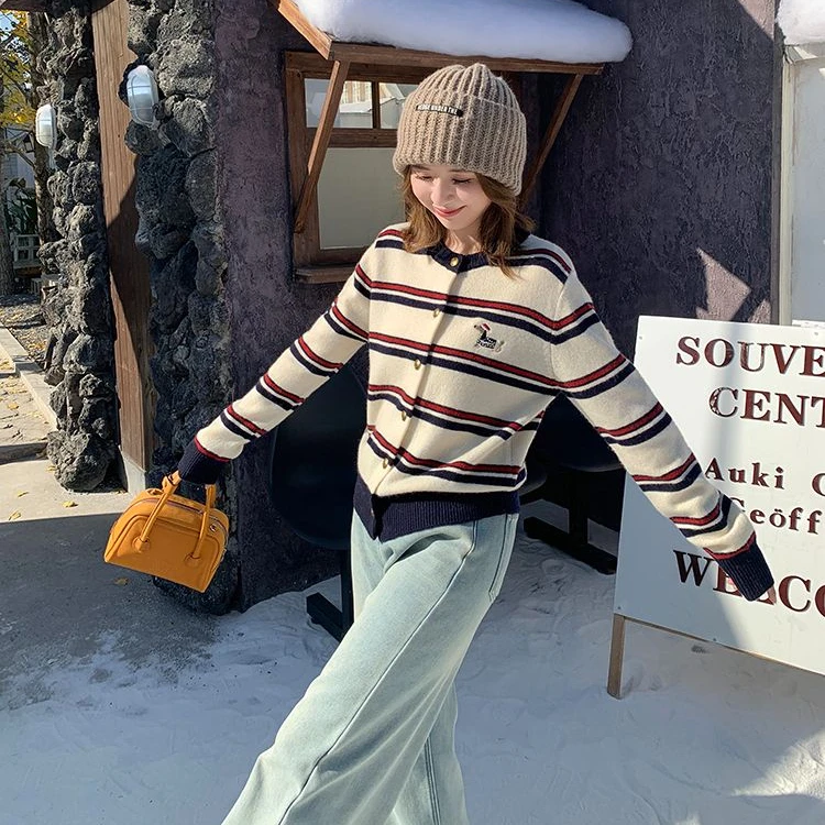 条纹撞色刺绣针织开衫女秋季高级感慵懒宽松软糯毛衣外套短款上衣