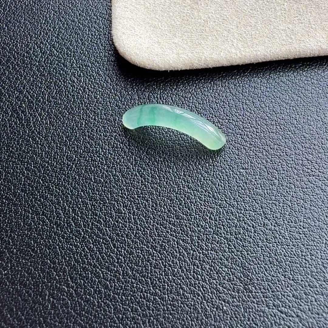 翡翠未镶嵌颈饰半戒圈