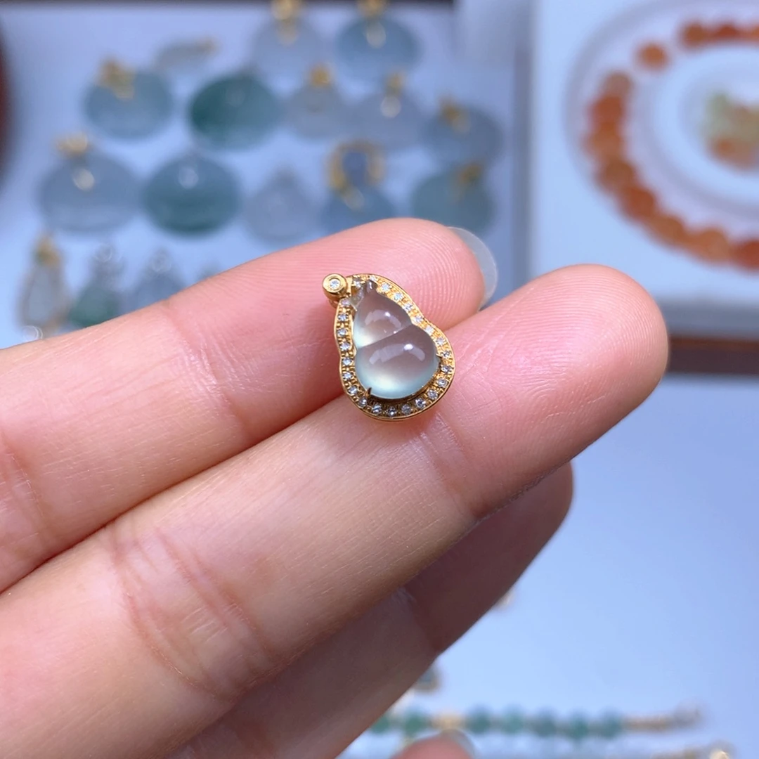 翡翠18K金镶嵌颈饰葫芦
