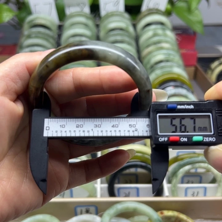 蛇纹石玉未镶嵌手镯1