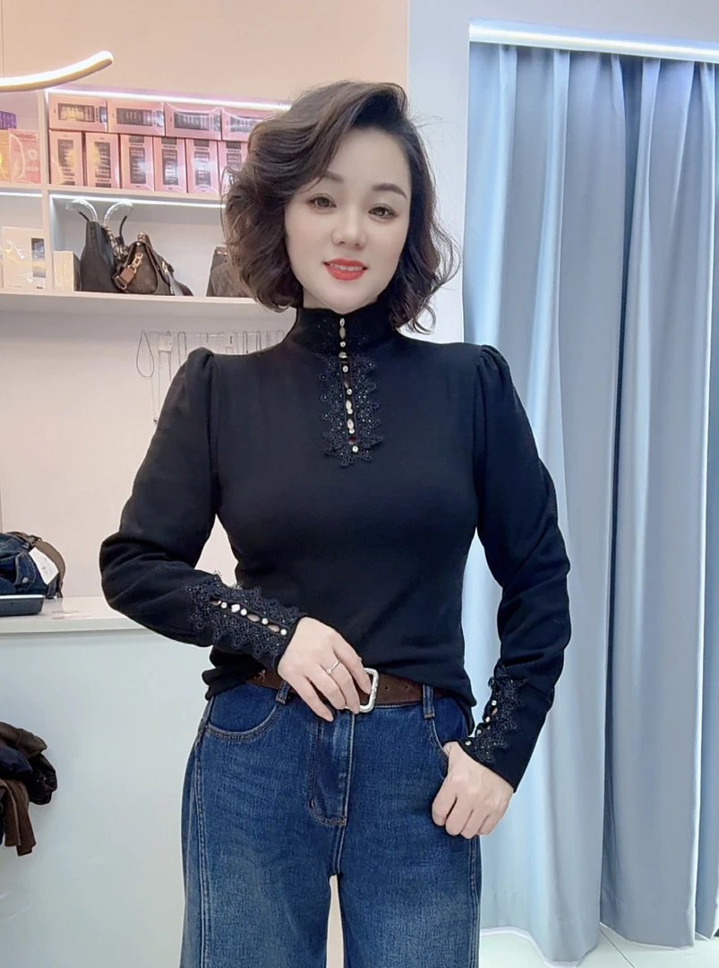 【热点】镂空半高领加绒保暖款蕾丝花边打底衫钉珠修身上衣显瘦时尚