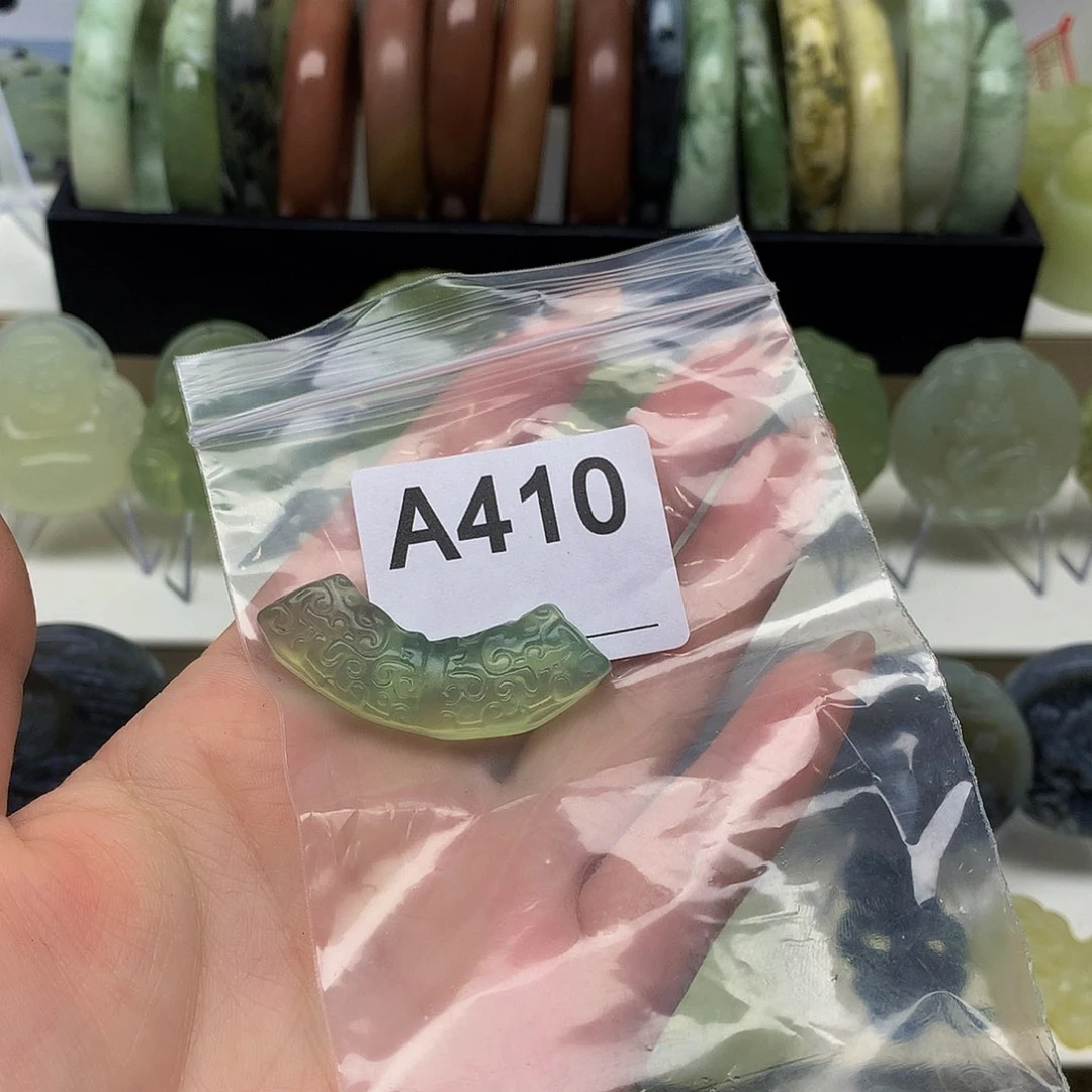 蛇纹石玉颈饰未镶嵌?