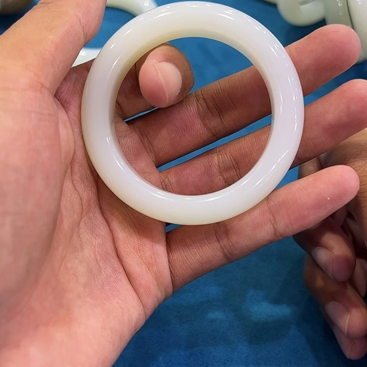 颈饰未镶嵌和田玉（糖玉）