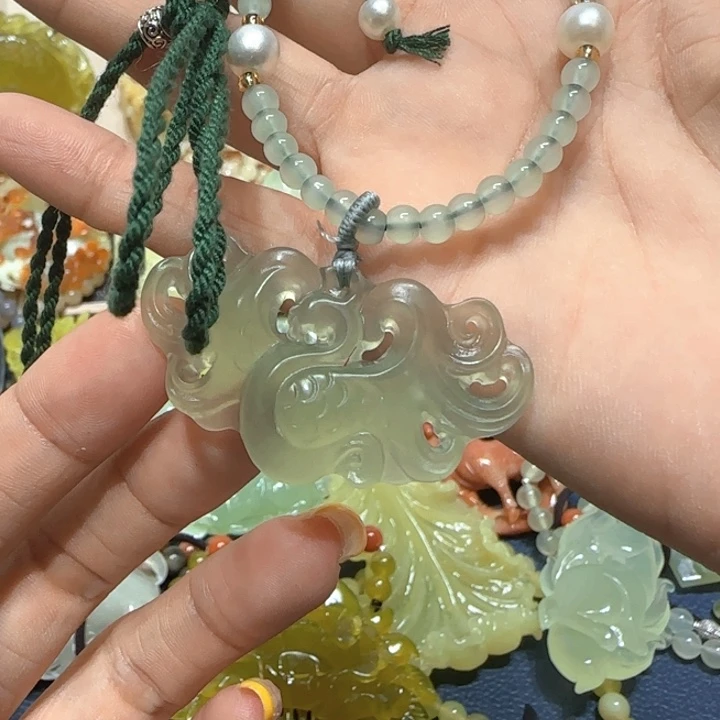 未镶嵌蛇纹石玉吊坠