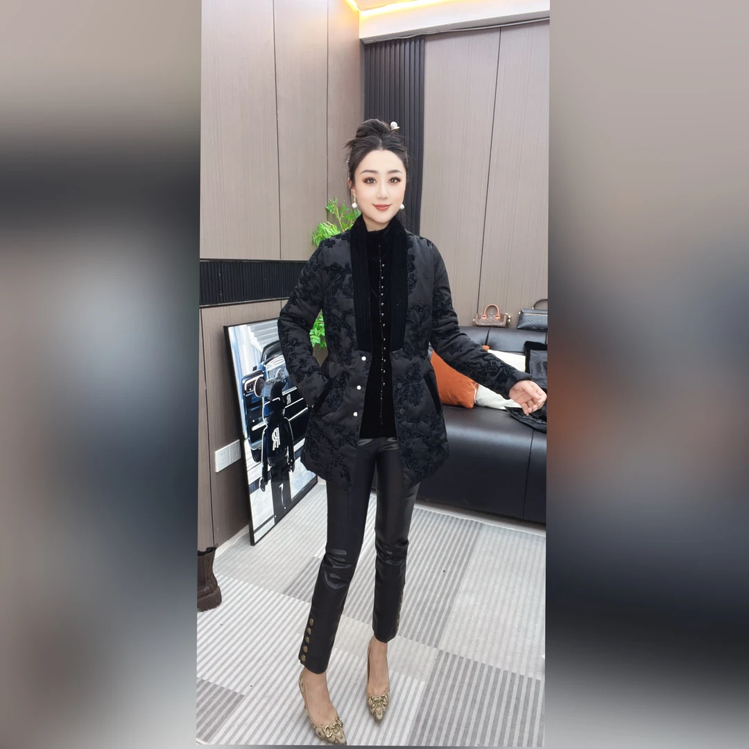 （7043）雪颖家2024年冬季新款显瘦简约气质百搭手摇杭缎绒花绣棉服