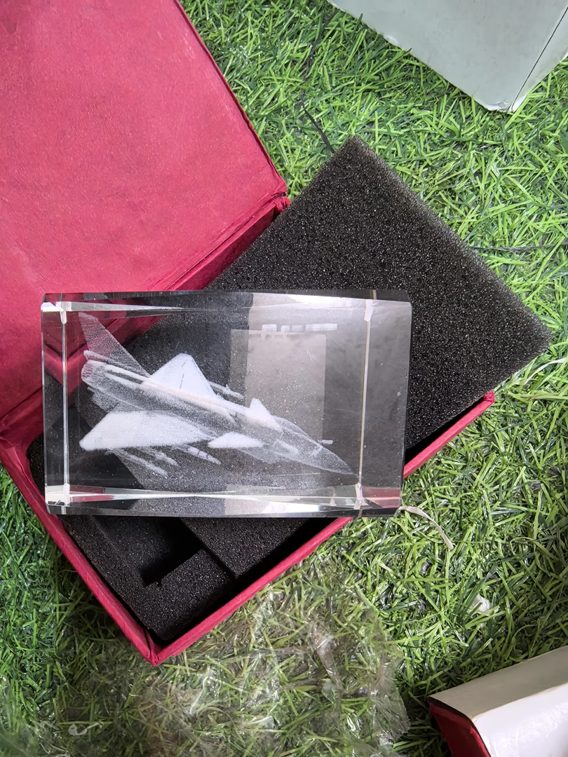 玻璃透明飞机模型。