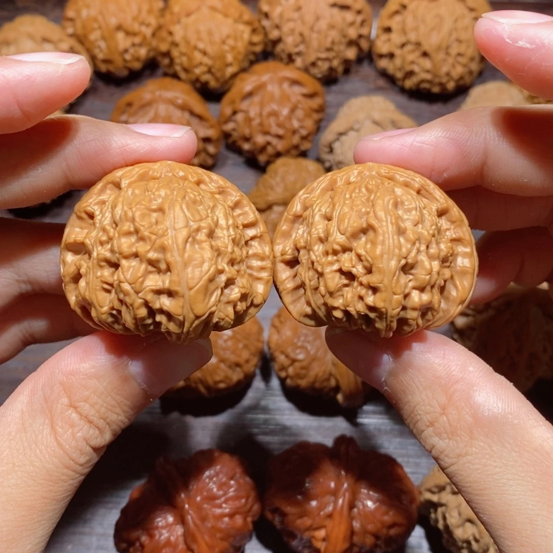 文玩核桃吊坠M*白狮子40+。AB002