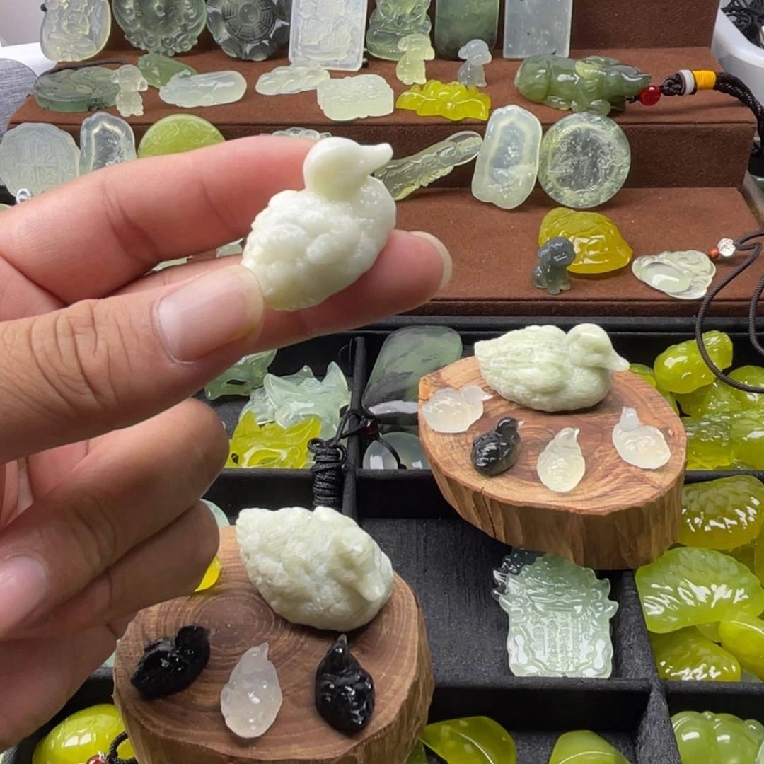 飘***方蛇纹石玉未镶嵌颈饰