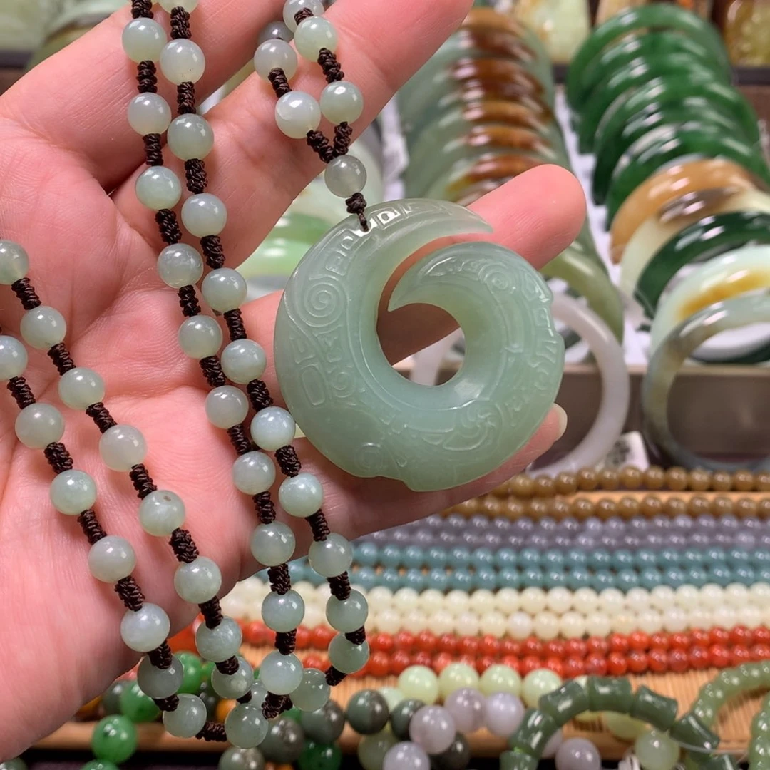 未镶嵌岫玉颈饰吊坠