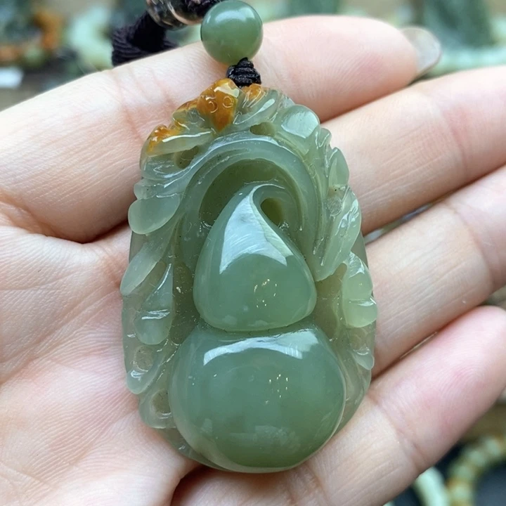 透闪石质玉未镶嵌颈饰