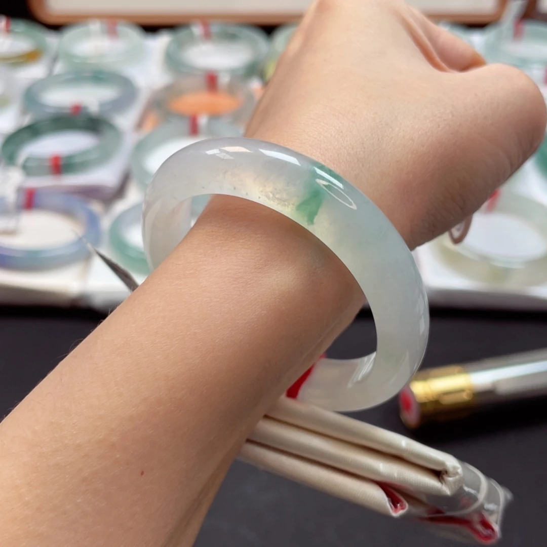 【闪购商品】翡翠手镯未镶嵌52.5贵妃冰润细腻种老起号木纳飘绿43