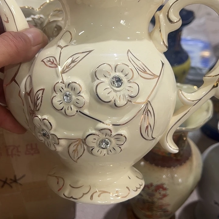 陶瓷摆件。。。。。。。。。。。。。