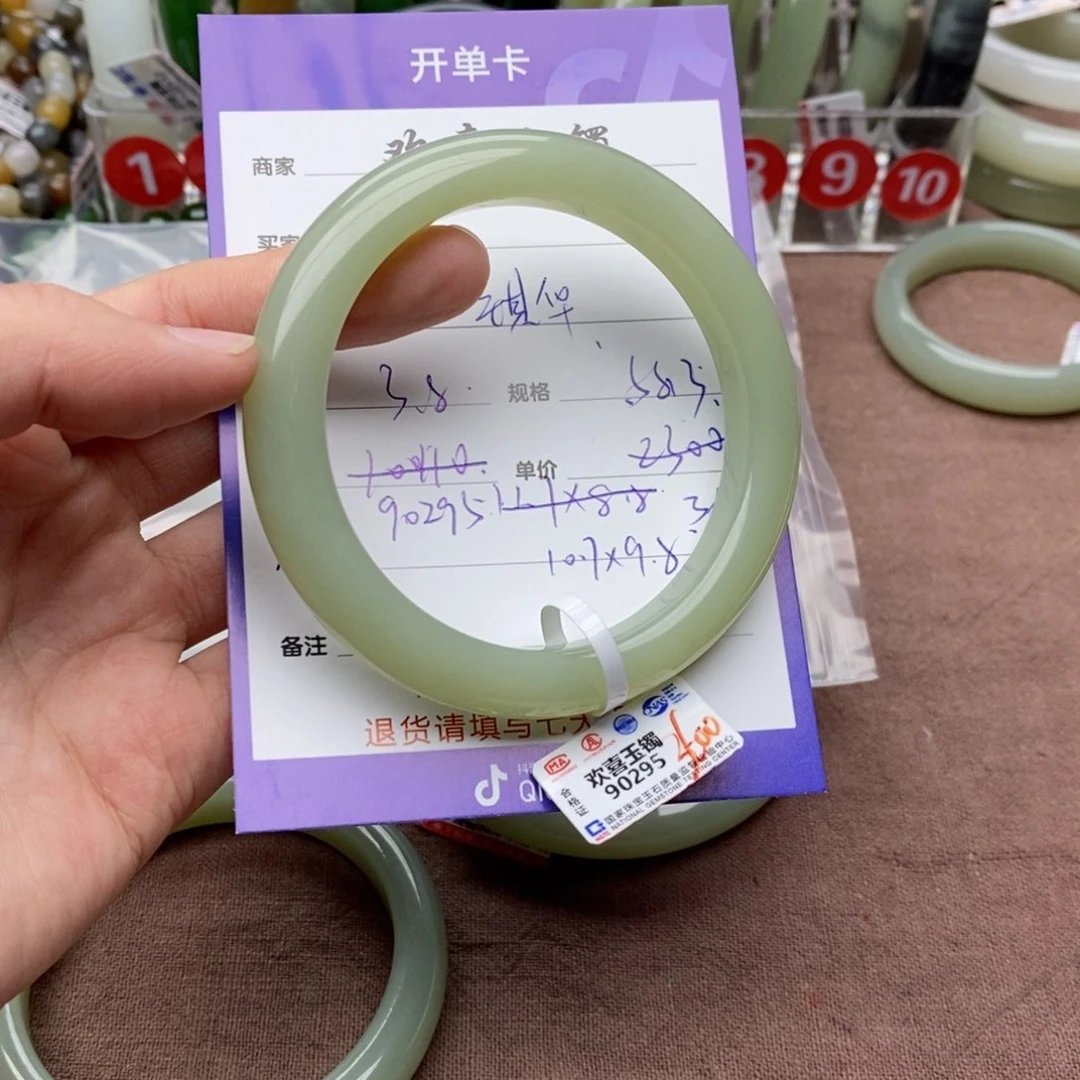 和田玉手镯未镶嵌琪*?