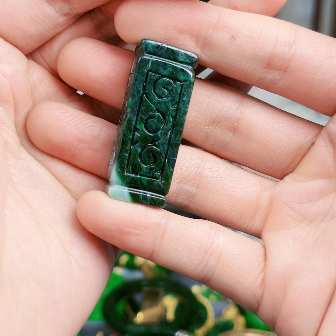 翡翠颈饰未镶嵌吊坠