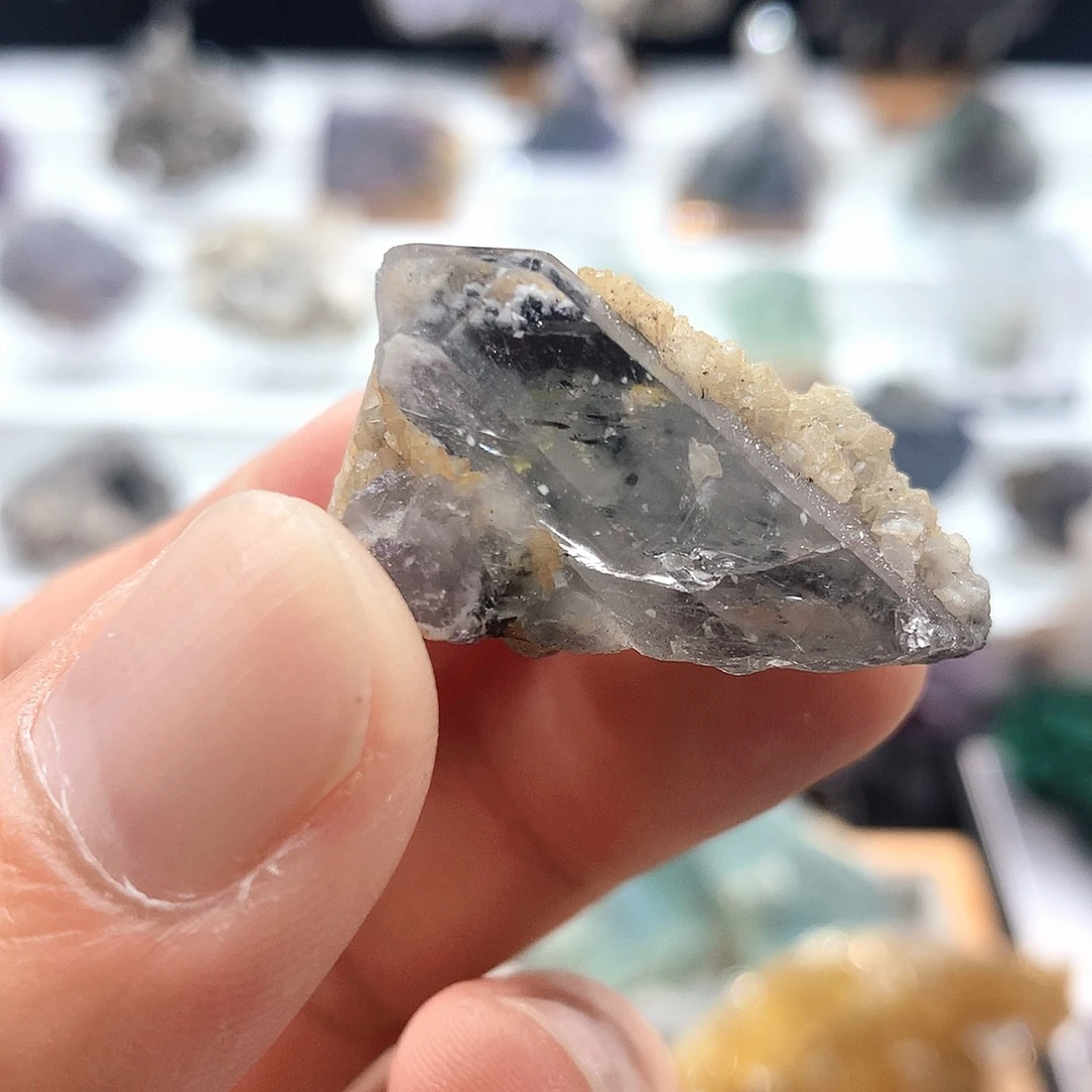 石材瑶岗仙水晶黑屋共生