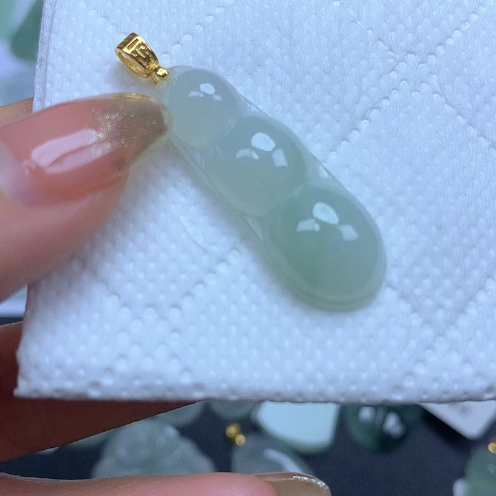 翡翠未镶嵌颈饰挂件