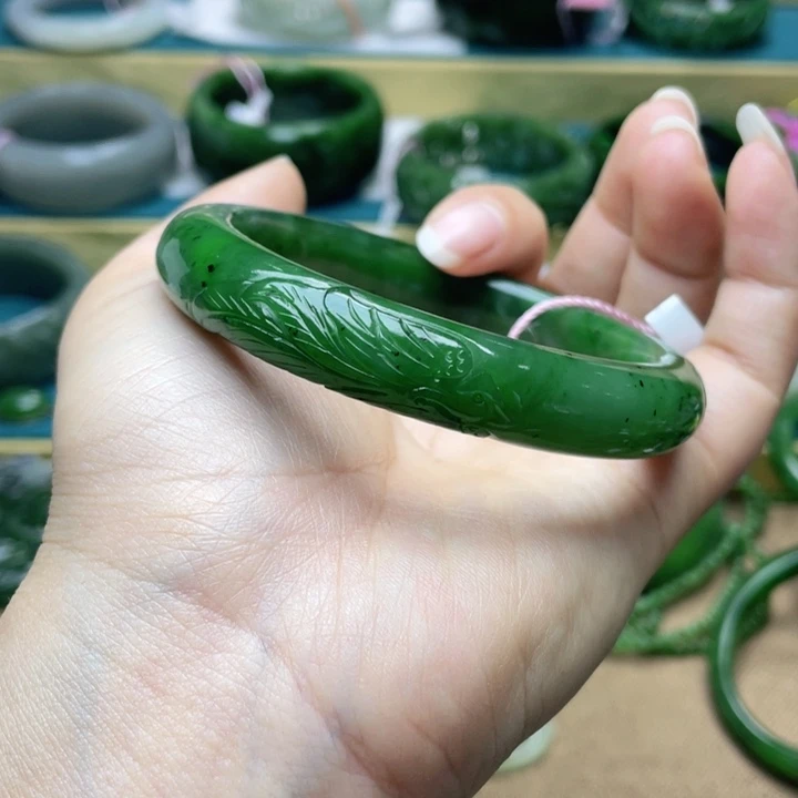 和田玉手镯61圈口。编号99未镶嵌