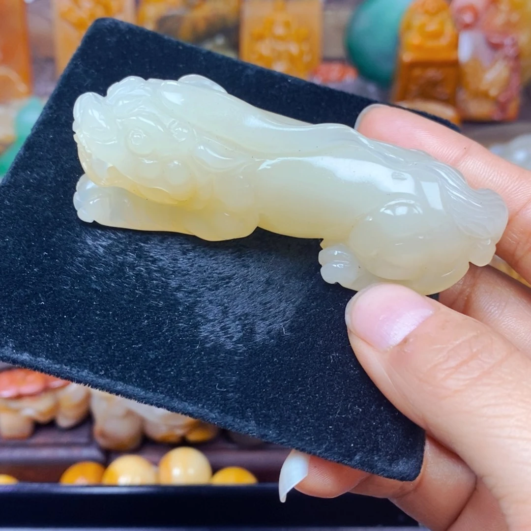 未镶嵌石英质玉（黄龙玉）颈饰