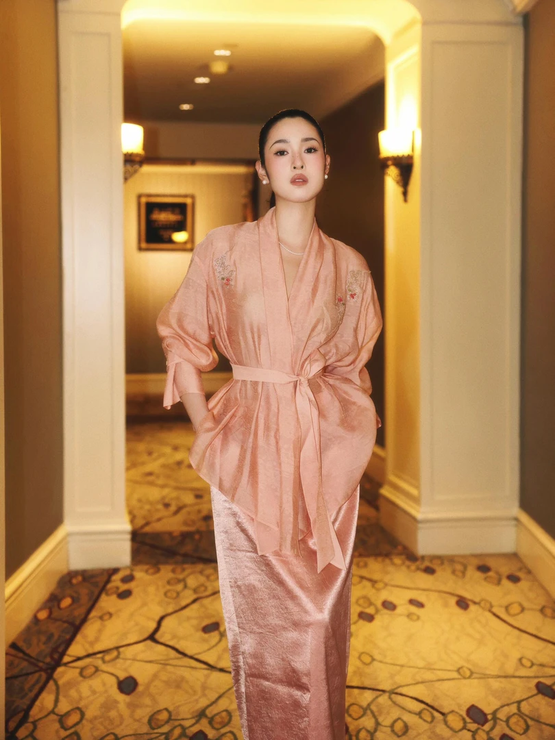 【刘彤推荐】玉琼  粉橘色朦胧纱感珠片花点缀交领衬衫