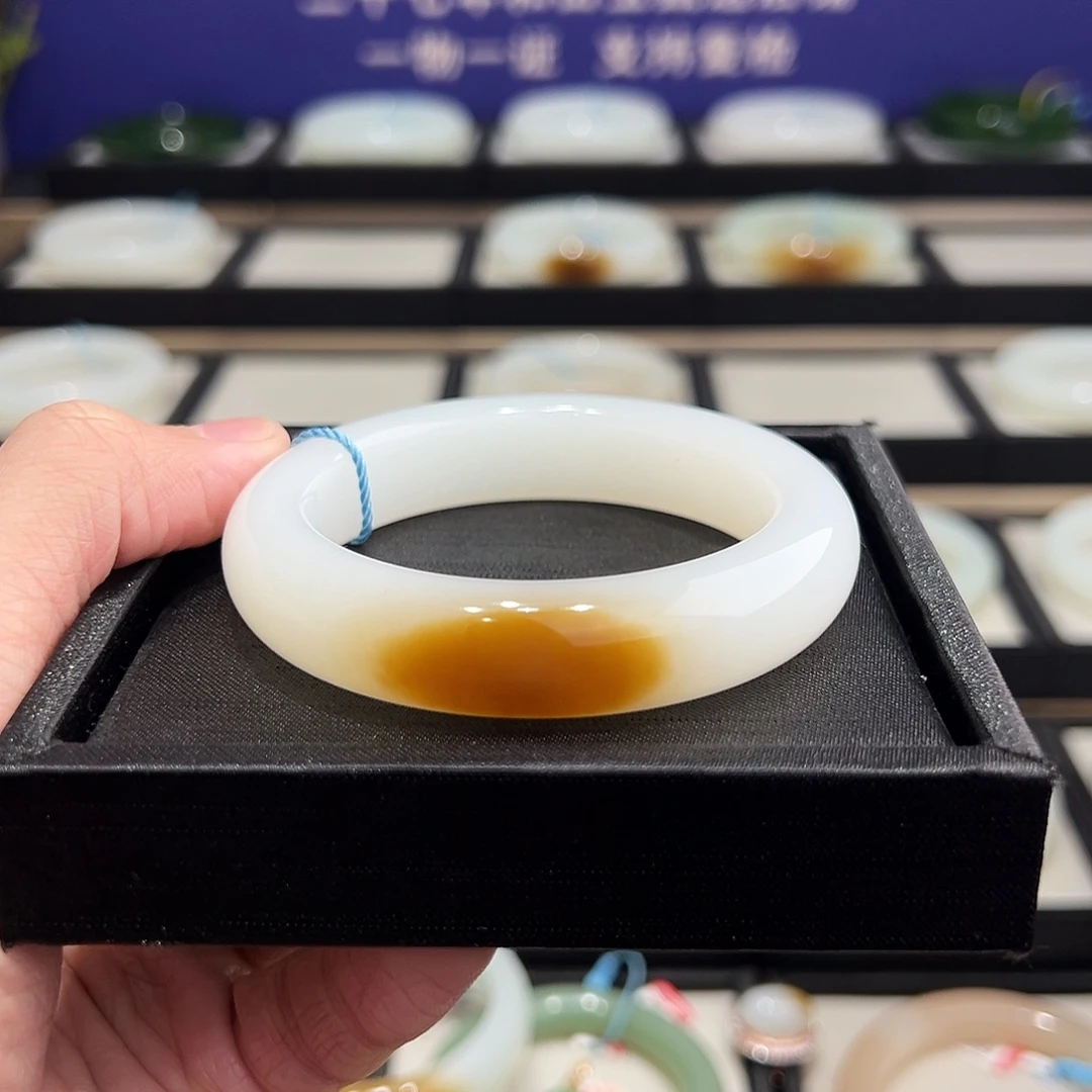 邵***女和田玉未镶嵌手镯