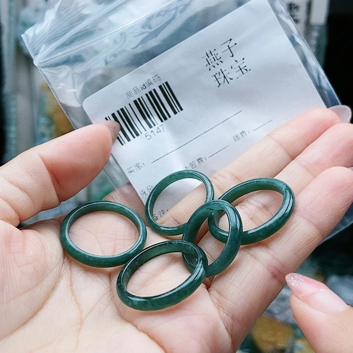 颈饰足铂镶嵌翡翠翡翠