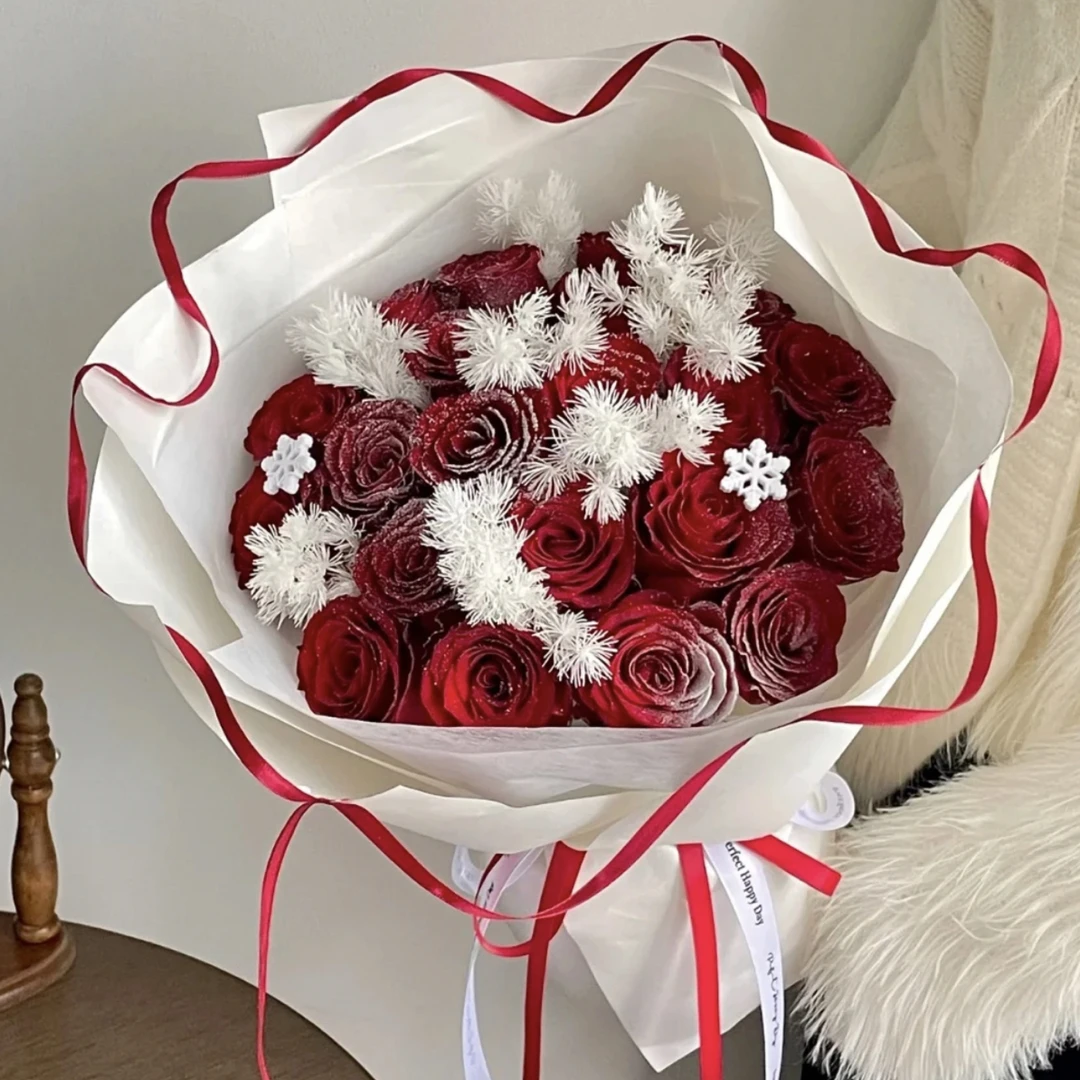 【初雪恋人】圣诞鲜花19枝蓬莱松混搭花束同城配送