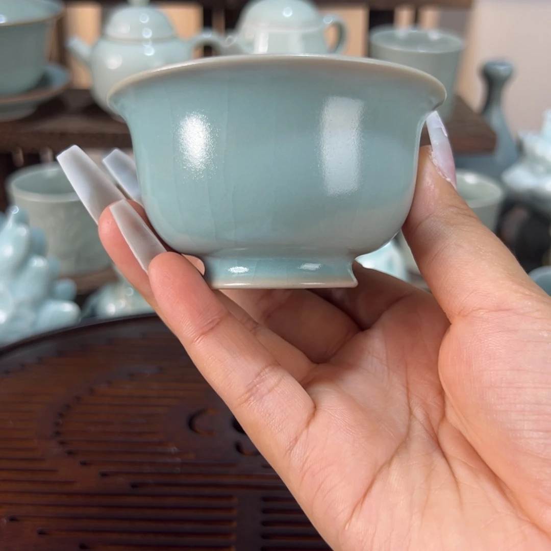 精品天青支钉压手杯。