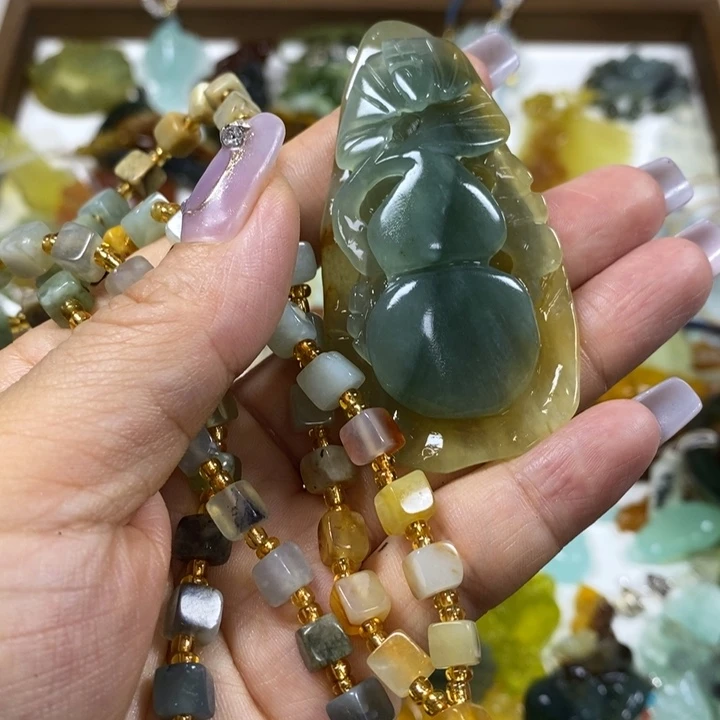 蛇纹石玉未镶嵌吊坠