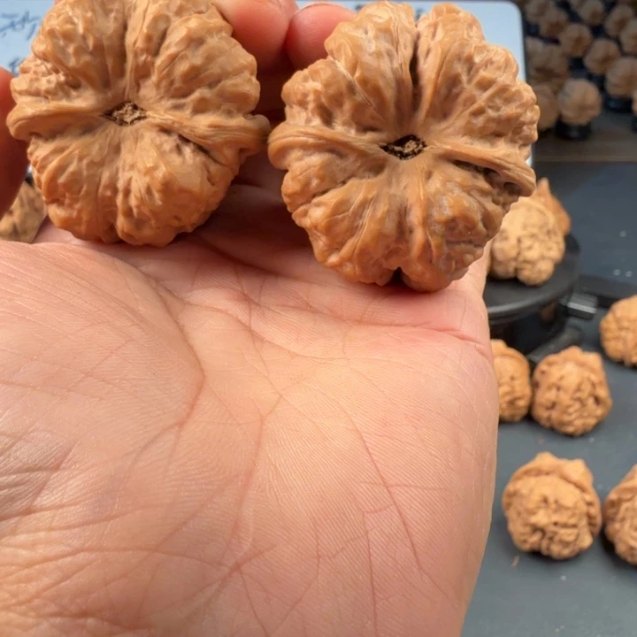 小***爱吊坠文玩核桃蛤蟆的眼睛是真的好看