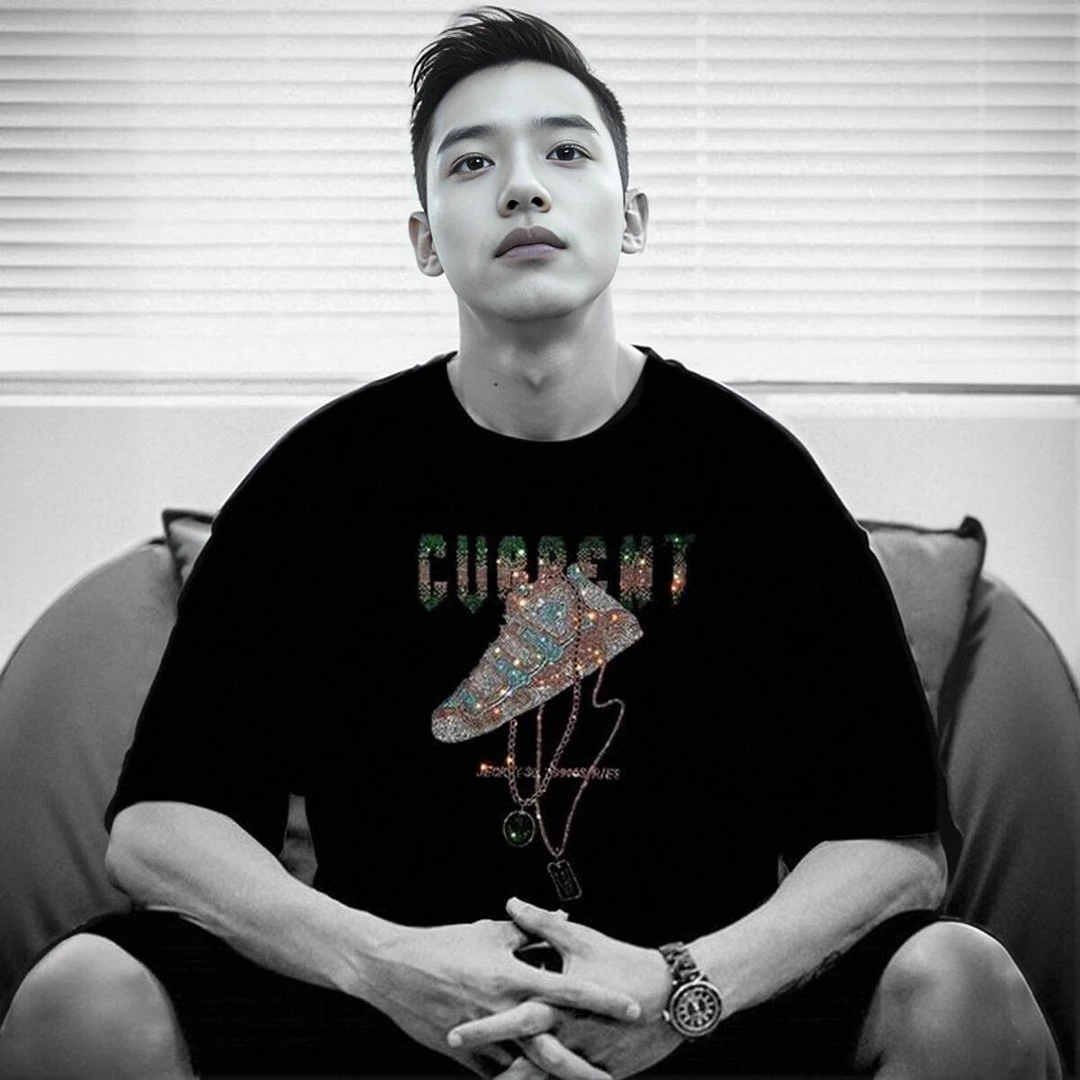 MrAC轻奢潮牌黑色烫钻男士T恤短袖夏季休闲轻奢新款高端国际品牌