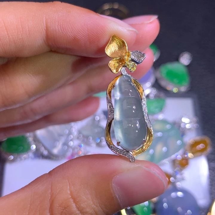 翡翠18K金镶嵌颈饰翡翠