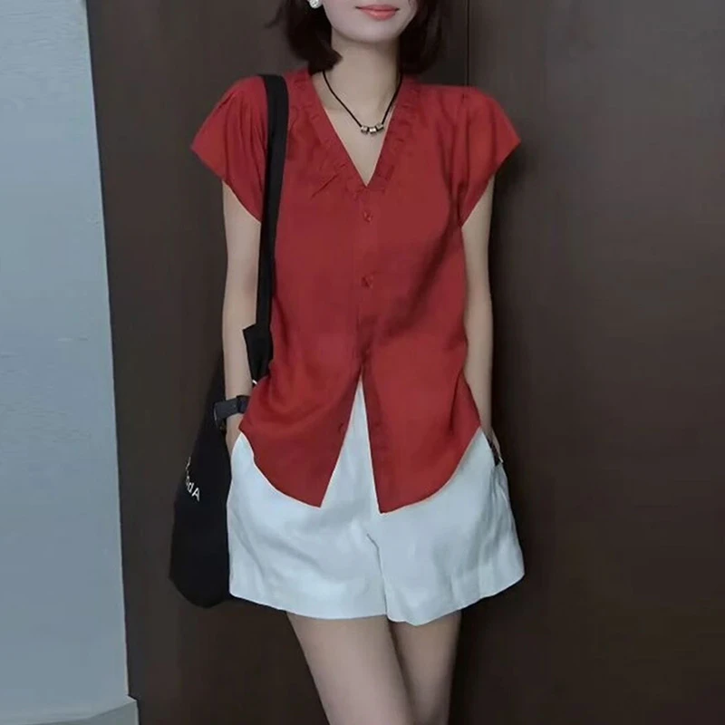 轻熟风V领短袖衬衫女2025年夏季新款设计感洋气休闲显瘦上衣潮