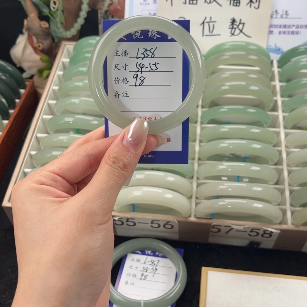 未镶嵌手镯石英质玉
