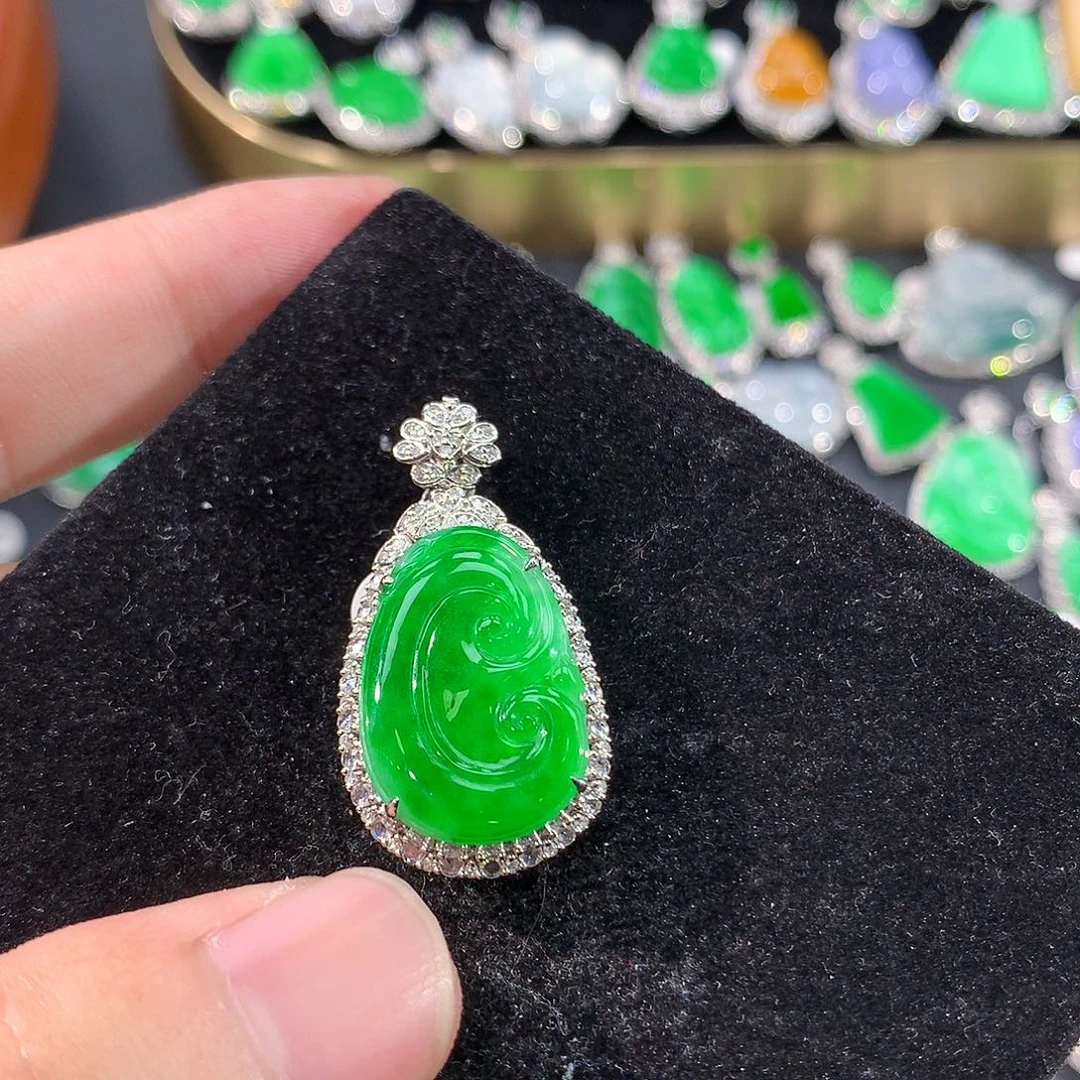 翡翠18K金镶嵌颈饰