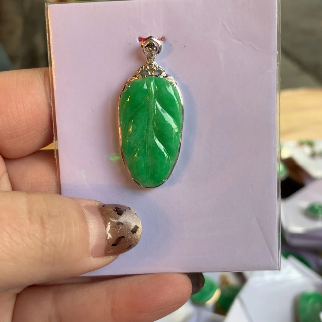 【闪购商品】翡翠颈饰18K金镶嵌叶子