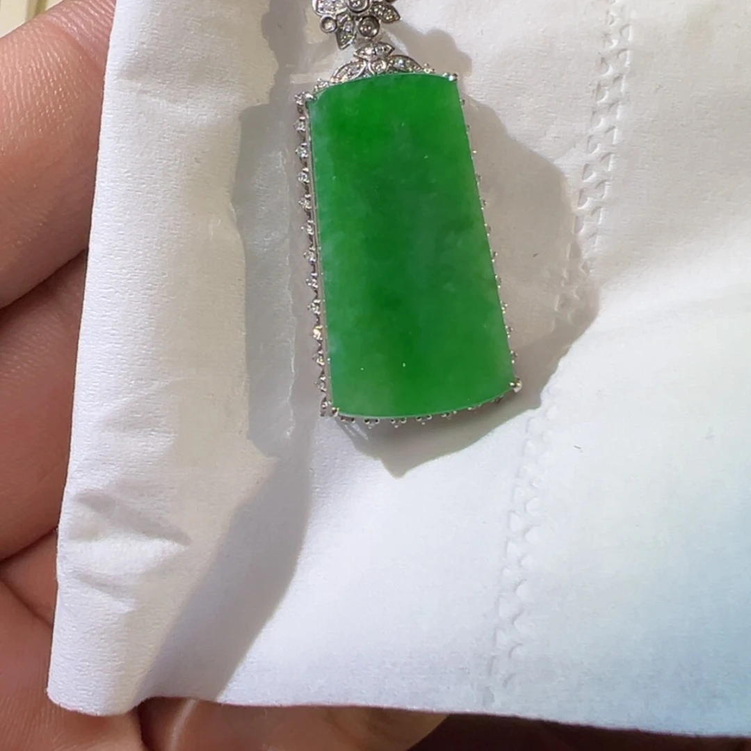 【闪购商品】翡翠颈饰18K金镶嵌翡翠无事牌