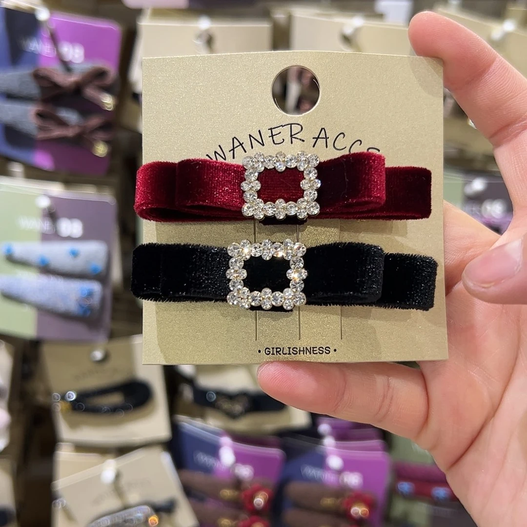 布艺非金属黑色和红色压夹