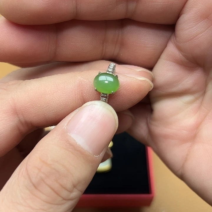 和田玉颈饰未镶嵌简*，