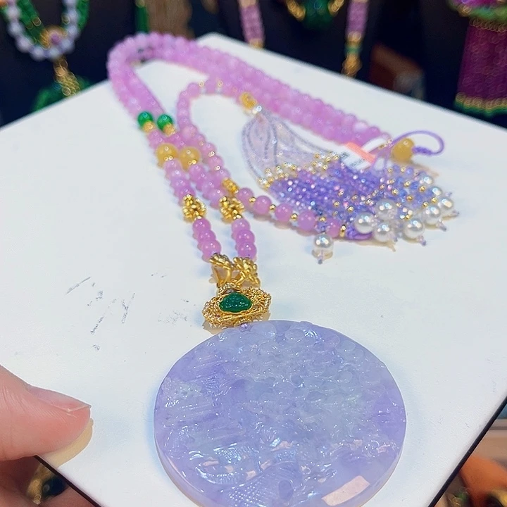 翡翠未镶嵌颈饰山水