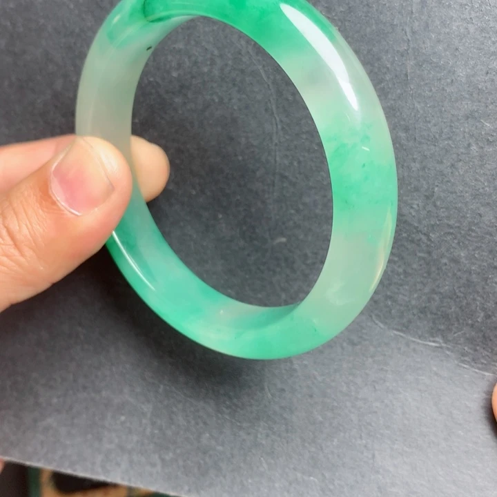 未镶嵌手镯石英质玉