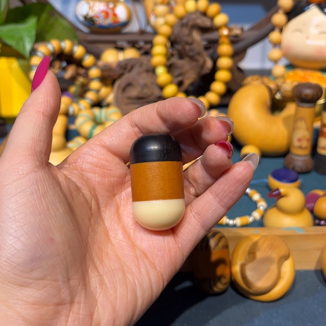 老皮手把小胶囊。