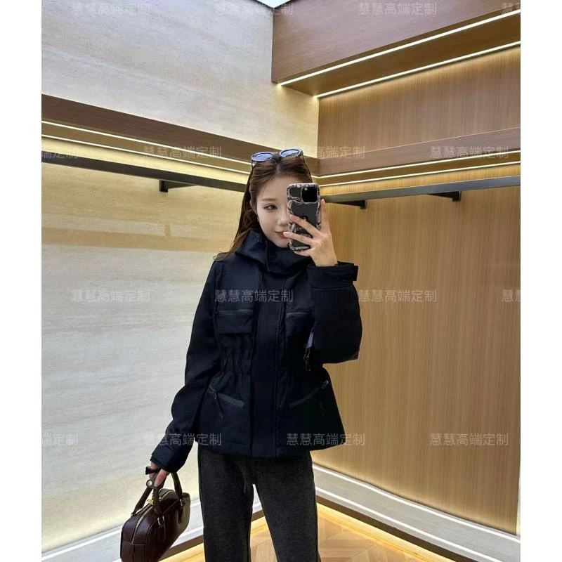 【慧慧】黑色连帽收腰工装风短款90鸭绒羽绒服JYYRXZ3868