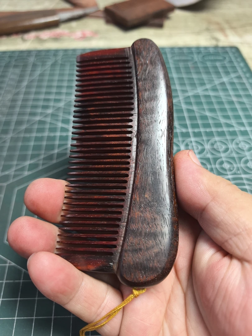 小叶紫檀材质拼接梳子一把，早期做品，微瑕