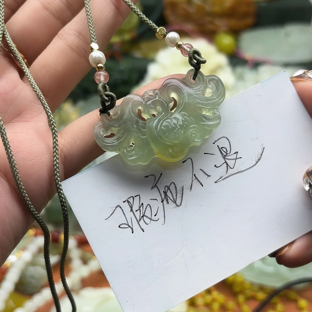 蛇纹石玉未镶嵌颈饰